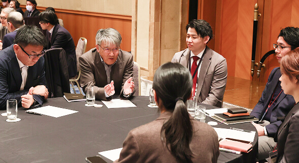 ラウンドテーブル